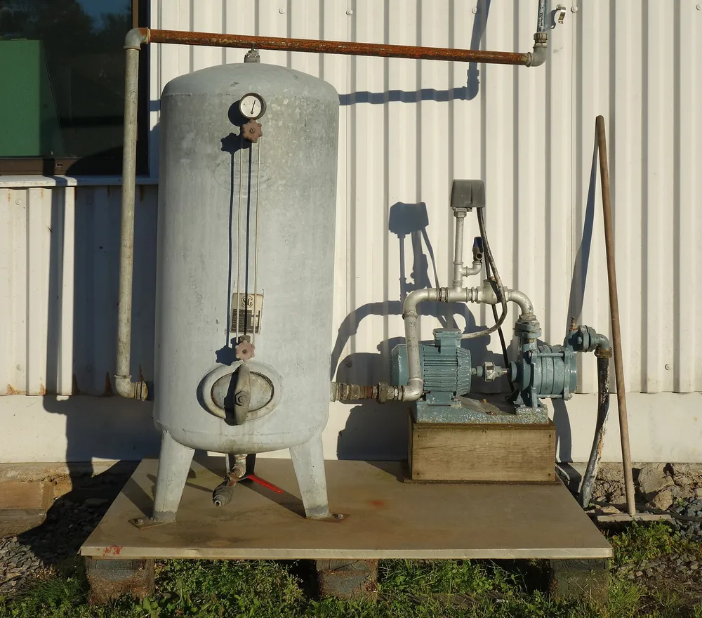 Surpresseur domestique : ballon sous pression avec manomètre, pompe et pressostat