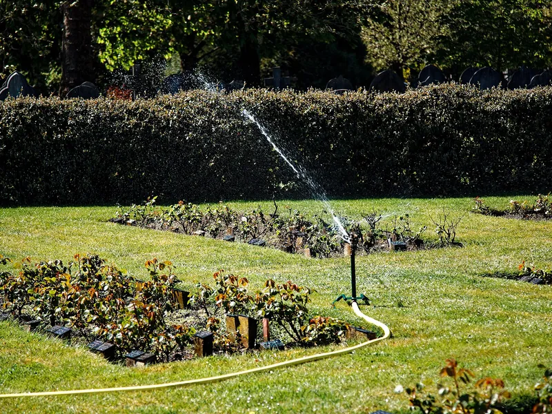 Arroseur en fonctionnement dans un jardin